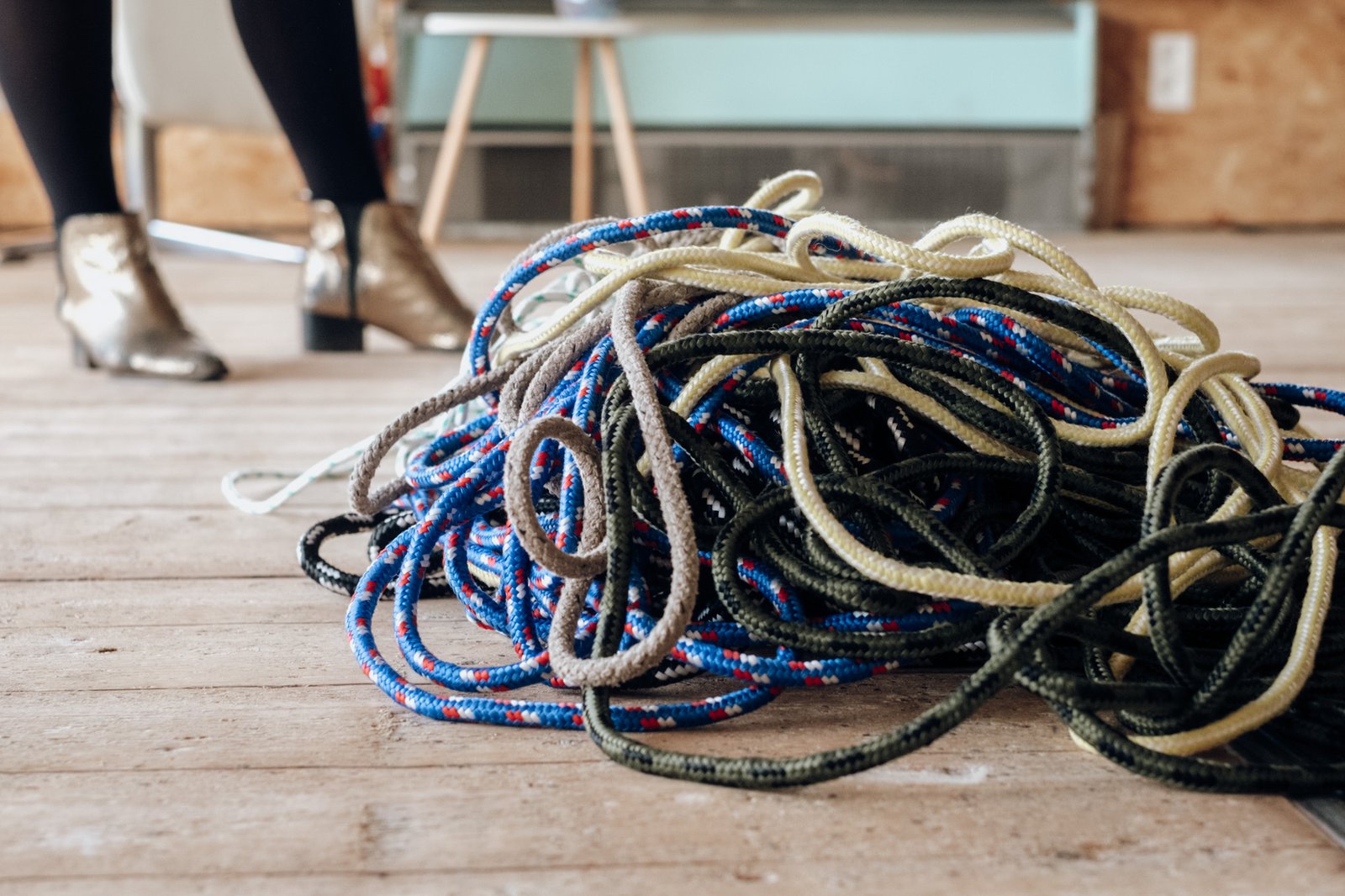 Gouden schoenen op de achtergrond, een kluwen touw op de voorgrond