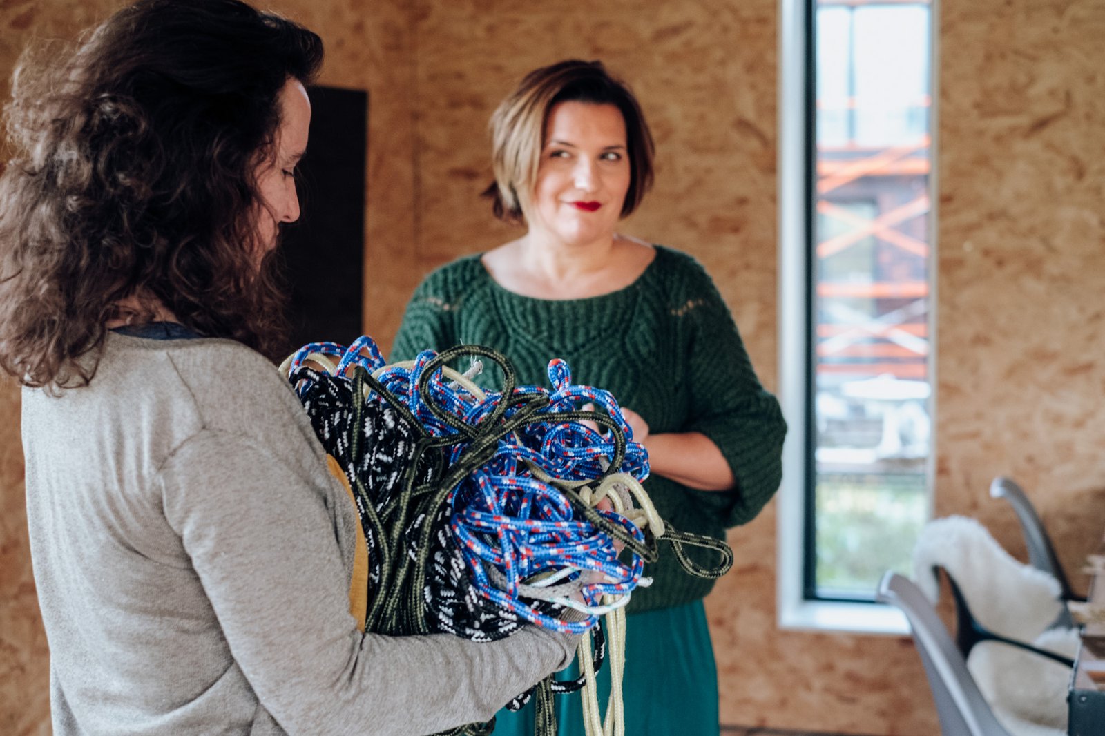 Twee vrouwen die samen een bos touwen vasthouden, symbool voor verbinding en houvast